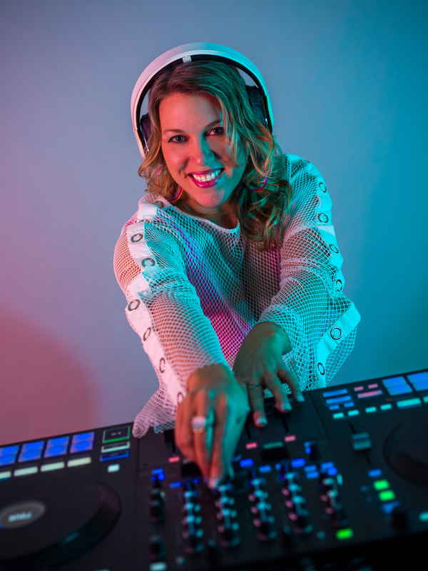 Promotional picture of our female DJ Los Angeles posing with her turntables | Altus Entertainment